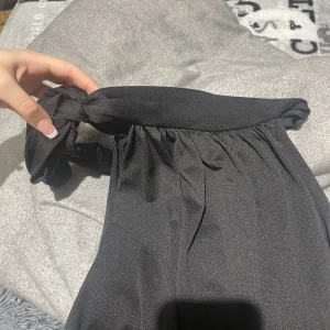 blus  - snygg till tex fest! (den är svart inte glittrig!!) man kan knyta den på sidan vid halsen 