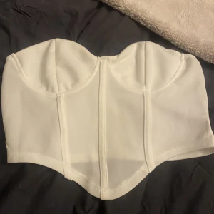 Vit korsett topp  - Jättefin topp från Shein med fina detaljer och bra kvalité. Säljer för att jag inte tyckte den passade på mig.