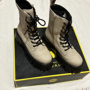 Skor, kängor Buffalo - Skor, kängor inte använda, "benvita" stl 37