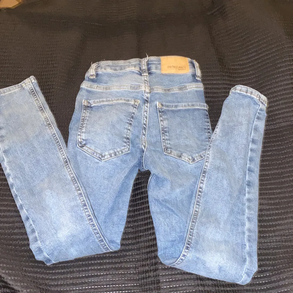 Hej! Jag säljer nu mina jätte fina Molly jeans från Gina tricot, då dom är för små. Dom är använda några gånger och hela! Sälja tvättade Köparen står för frakten . Jeans & Byxor.