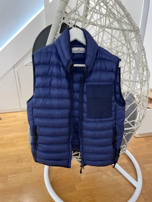 Stone island väst  - Knappt använd i storlek S. Priset är diskuterbart vid snabb affär och fler bilder kan ordnas.