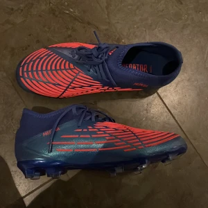 Fotbollsskor  - Ett par helt oanvända Adidas predator fotbolls skor storlek 38 2/3