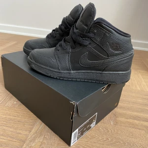 jordans 1 mid - svarta Jordan 1 mid, köpta på JD sports. i storlek 38, i mycket fint skick❤️