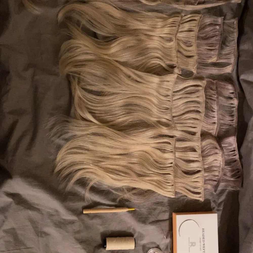 Löshår från Rapunzel Of Sweden och ”beaded weft kit” säljer jag runt 1500kr så priset kan diskuteras. Håret är äkta så man kan styla och tvätta det som vanligt, det är 20 st bitar av håret som är ca 40-50 cm långt. Betalas håret över 1500kr = fri frakt☺️. Övrigt.