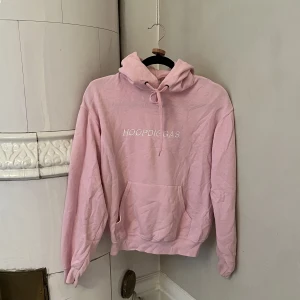Hoopdiggas rosa hoodie - Rosa Hoopdiggas-tröja. Frickys klädmärke. Strl xs. Använt skick.