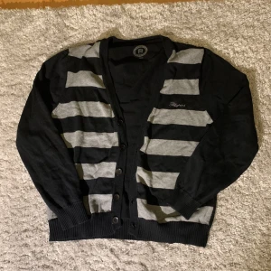 Kofta - Snygg stilig kofta. Enkel o snygg med en vit tröja under.