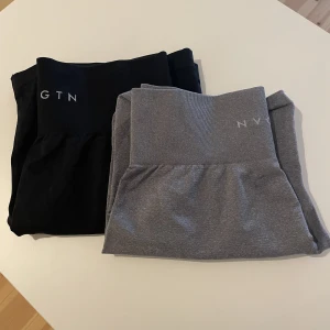Nvgtn shorts - Säljer dessa jättefina träningsshortsen de aldrig kommer till användning, så i nyskick! Nypriset låg på 379kr vardera😃{Vid köp av båda blir till ett billigare pris} Skriv till mig vid ev intresse❤️