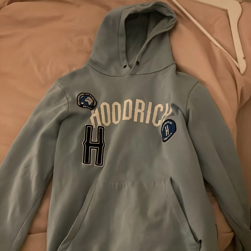 Hoodrich hoodie ljus blå storlek L men e som S inga fel med den men den har tappat sina snören bara. Hoodies.