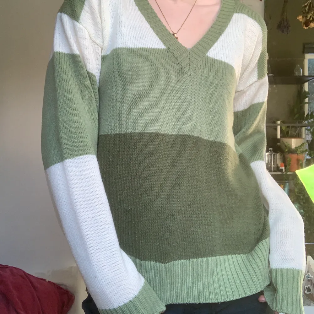 Jättegullig ”randig” grön stickad tröja. Passar allt, ganska tunn och lätt. . Tröjor & Koftor.