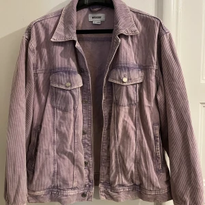 Rosa/lila jacka  - Rosa/lila jacka från Weekday i storlek XL. Bär vanligtvis large och den passar bra på mig. Kostade ca 900 kr ny men nu säljer jag för 300kr (har fått enormt med komplimanger av denna.)
