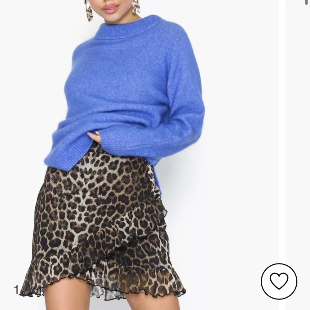 Så cool kjol från Nelly i mesh material o omlott. Formar kroppen så bra eftersom midjan är tajt med resår och ”längden” lite lösare. Har volanger längst ner. Köpt för 250kr . Kjolar.