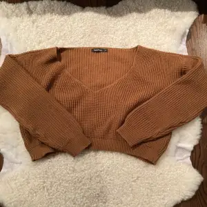 En stickad brun tröja från Boohoo, storlek M. Har använts kanske 3 gånger. Om du är intresserad skriv gärna först till mig.