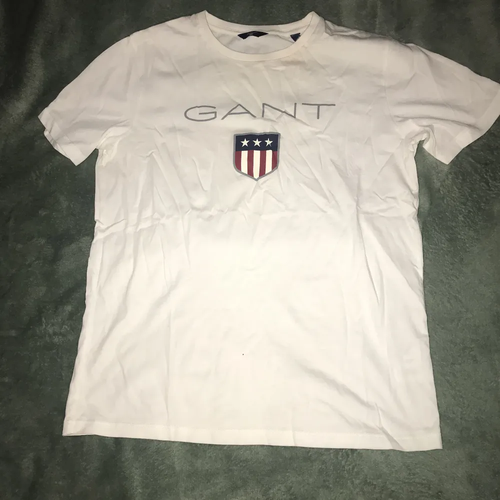 Vit Gant t-shirt. T-shirts.