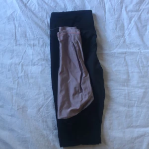 Tränings tights  - Säljer min lillasysters tights från H&M. Hon har använt dessa ett fåtal gånger och kommer inte till användning. Kontakta mig privat för mer info❤️
