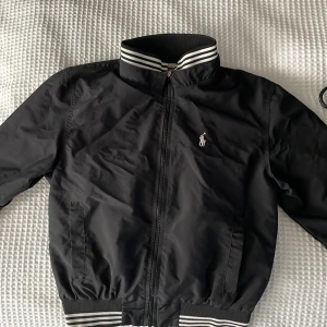 Ralph Lauren jacka - Jag säljer min Ralph Lauren jacka för att den var för liten för mig när jag köpte den. Den är i nyskick jag har bara testat den någon gång. Den är köpt för 1099 för ett tag sen. Köparen står för frakten. 
