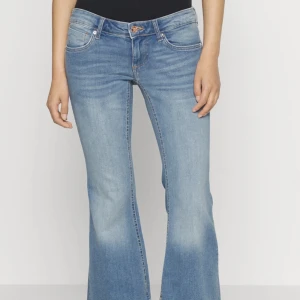 Lågmidjade jeans - Säljer dessa lågmidjade jenas från only med slits då dem är för korta för mig. Är i storleken 27/32💗