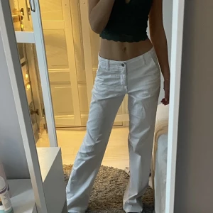 Vita lågmidjade byxor  - Min mammas gamla lågmidjade byxor. Dem är långa i bena och jag är 167 som preferens. Det är storlek 34 men skulle sga att dem är större i storleken, så dem passar 36-38❣️ Frakten ingår🫶🏼