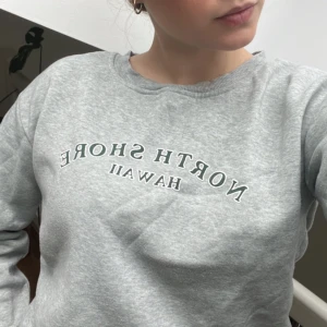 Tröja  - Har inget märke, mjuk inuti  Köparen betalar för frakten