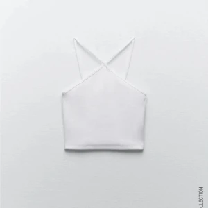 Vit topp💕 - säljer denna fina sommar topp från zara💕 köpt för ca 2 år sen och är inte jätte använd💕 den är i väldigt bra skick. Kontakta för fler bilder och frågor💕