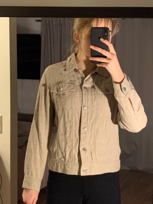 Retro Skjorta - Köpt på en hemma loppis hos en äldre dam på Öland. Står att den är sydd av ”Karin sömmerska”.