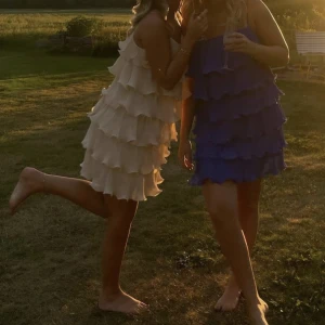 &otherstories klänning - jätte fina klänningar från &other stores i en jätte snygg kornblå färg och en i beige. båda är endast använda 1 gång och är nytt skick! båda är i strl 40 men passar s/m💖säljer för 500kr styck!