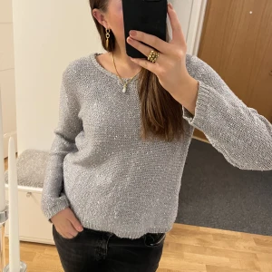 Glittrig stickad tröja💖 - Grå/silvrig tröja i jättebra skick! ✨