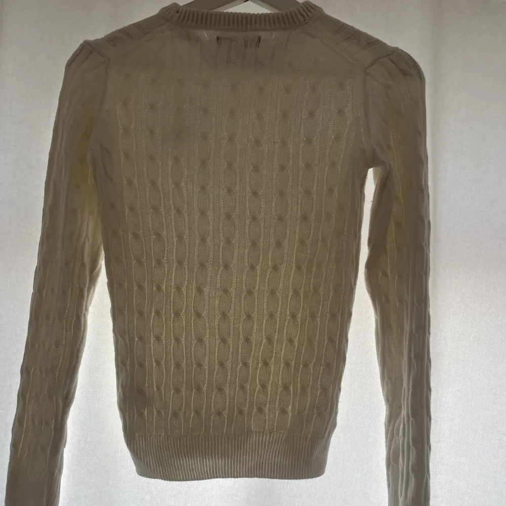 Stickad tröja från Svea, knappt använd, i bra skick, nypris 800kr. Tröjor & Koftor.