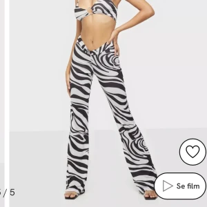Zebra-set - Ett tvådelat-set i zebra mönster från Nelly one. Så coolt och sjukt snyggt på, särskilt röven 😍 dock helt nytt med prislappar kvar då det aldrig kommit till användning. Båda i strl S och byxorna är V shaped vid midjan. Köpt för 399kr och toppen 249kr.