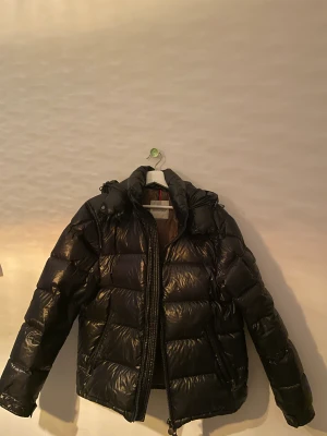 Moncler maya strl 3 - Säljer min moncler maya i strl 3 som är i helt okej skick. Inget og. Är intresserad av att byta mot moncler cardigan i strl M/L samt loubs eller valentinos i strl 43/44
