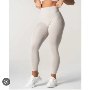 Relode scrunch tights  - Säljer mina supersköna Relode scrunch tights i färgen grey som inte finns kvar att köpa! Säljer då dem inte kommer till användning längre. Använda och har blivit lite noppriga, men är väldigt fina annars! Skriv om du vill ha egna bilder på mina Nypris 650