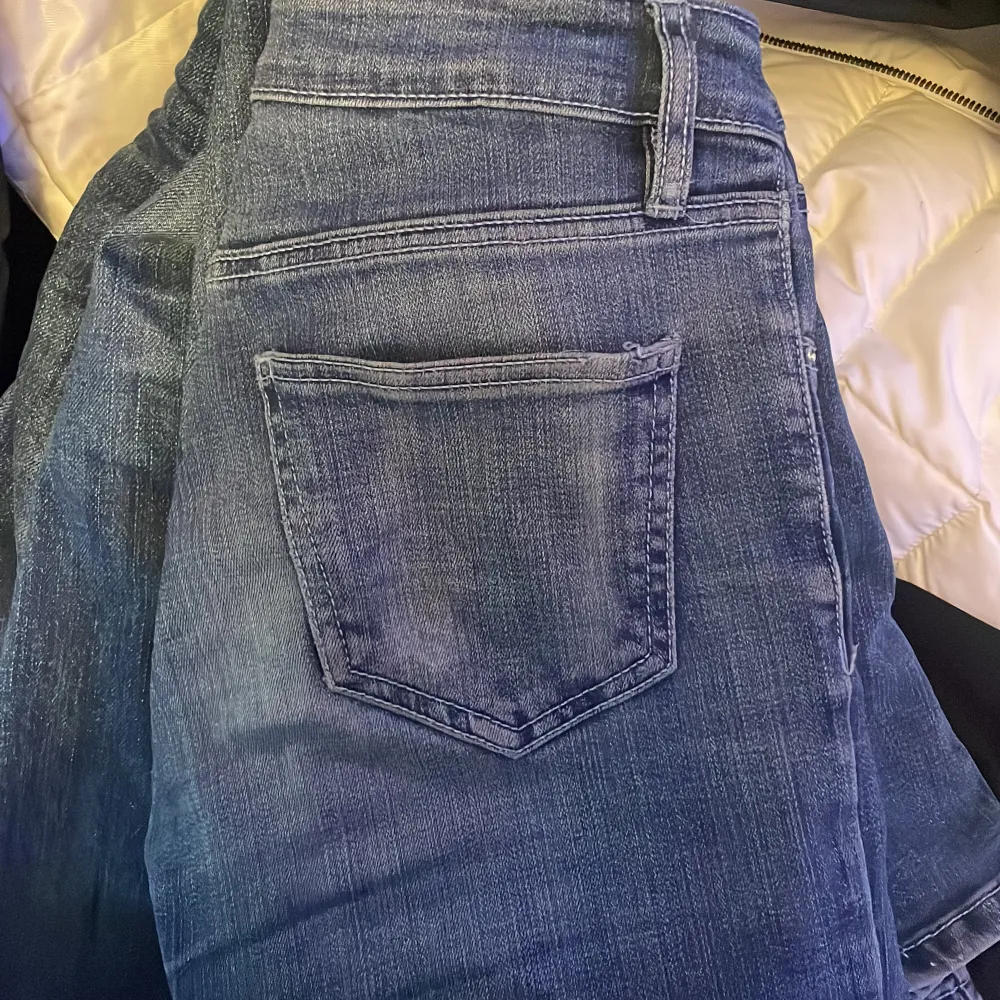 har bestämt mig för att sälja dessa mid rise bootcut jeans i storlek XS. dessa är lite stretchiga och har några defekter som visas på bild 2 & 3. Jag är 1.63 lång. Kom privat om ni har några frågor eller funderingar!💗. Jeans & Byxor.