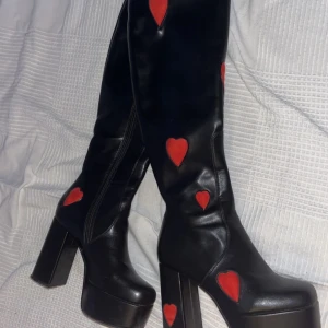 Lamoda skor - Finaste lamoda skorna, storlek 36, har tyvärr för stora vader för dem☹️. Frakten i annonsen stämmer ej