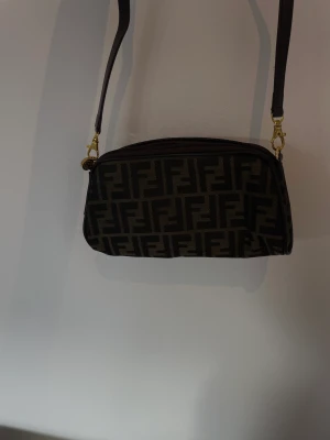 Vintage väska - Farmors gamla vintage väska, vet inte om den är äkta eller fake!💗  (Köparen står för frakten)