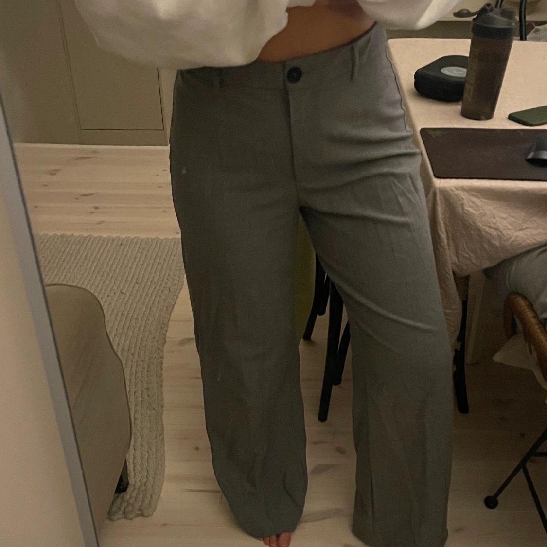 Grå kostymbyxor