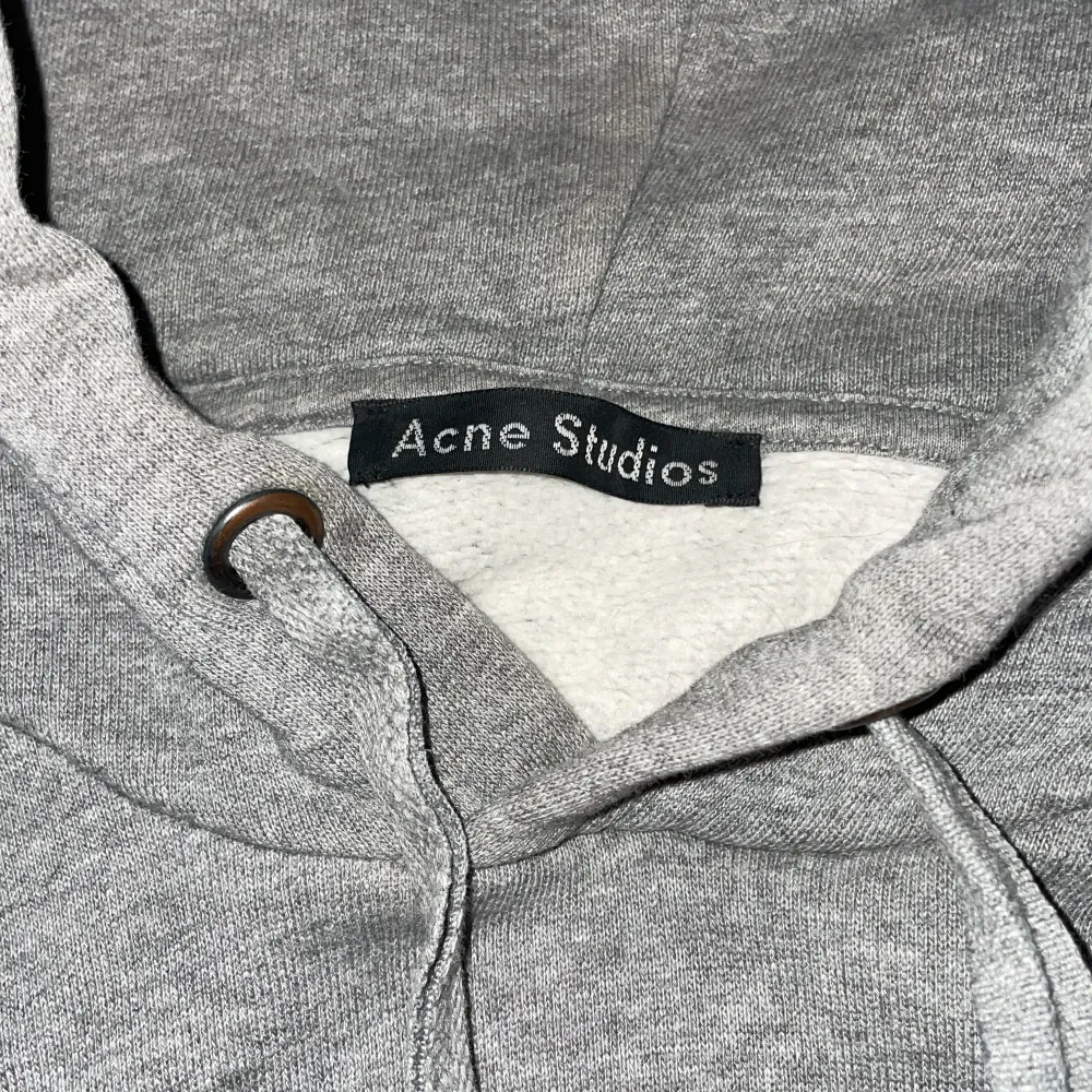 Det är en grå hoodie från acne studios i et helt okej skick. Lite sliten på en ärmen som man ser på bilden. Nypris 2000kr Köparen står för frakt . Hoodies.