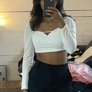 Vit topp - Jättefin vit topp från zara🤍 Säljer då den har blivit för kort i ärmarna för mig🤍