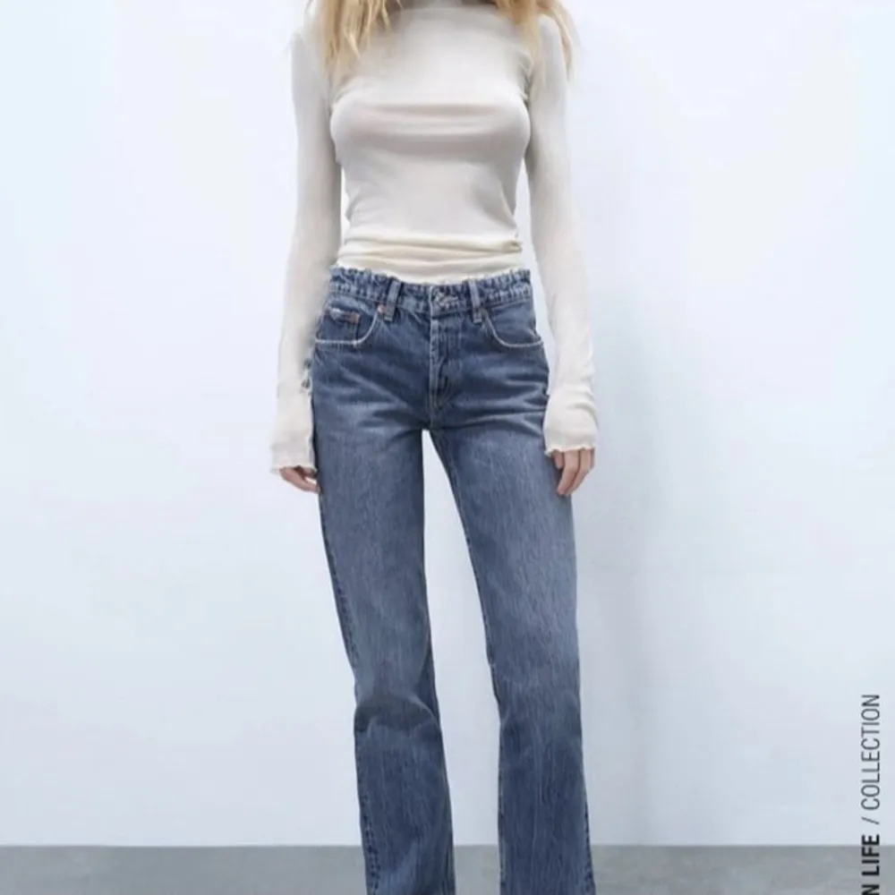 Säljer nu dessa superfina & populära straight mid Rise jeans från Zara som är slutsålda💕de har inte heller några defekter💕. Jeans & Byxor.