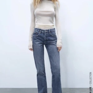 Zara straight mid rise jeans - Säljer nu dessa superfina & populära straight mid Rise jeans från Zara som är slutsålda💕de har inte heller några defekter💕