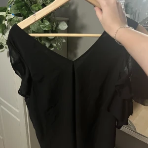 Blus - Tunn och snygg linne/ blus❣️ näst intill oanvänd. Skriv privat om du är intresserad eller har några frågor❤️❤️tror att den är från bikbok.