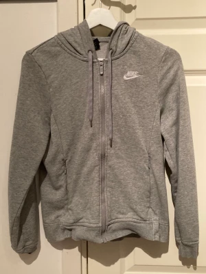 Nike tröja - Säljer denna fina Nike tröjan då den ej kommer till användning längre.   Köp inte via köp direkt!!