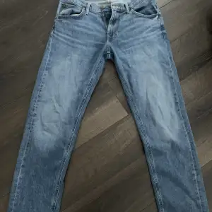  Säljer dessa Lee jeans herr pga förliten. Jeansen är i nyskick.  Storlek - 32/32 