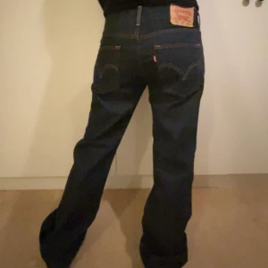 Lowwaist Levis Jeans - Säljer dessa dina jeansen från levis😊 Det är modell 557 i 32/34 men jag som brukar ha xs/s i byxor passar bra i dessa. De är dock långa på mig som är 164cm men annars perfekt skick😀 Det är modell ”eve” i square cut straight. 