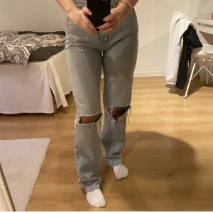 Jeans med hål i knäna - Blå jeans från Gina. Använda fåtal gånger, storlek 36. 