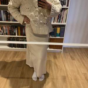 Lång vit/beige satin kjol från bikbok.