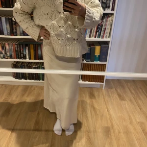 Satin kjol  - Lång vit/beige satin kjol från bikbok.