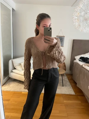 Stickad kofta - Stickad kofta i beige från zara, köparen står för frakten