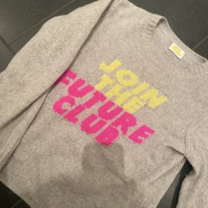 Cashmere tröja  - 100% cashmere tröja från ”from future ” i fint skick, bara legat i garderoben sista halvåret. 💞💞INGA BUD UNDER 400kr köp direkt för 550kr