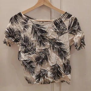 Palm blus - Fin sommarblus med palmer. Är i bra skick. Säljer för att den har blivit för liten. 60kr+frakt