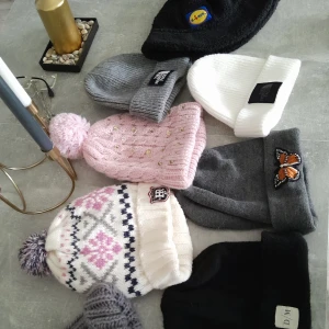 Mössor - Släng iväg ett meddelande vid intresse så kommer vi överens om pris tillsammans 🌸 