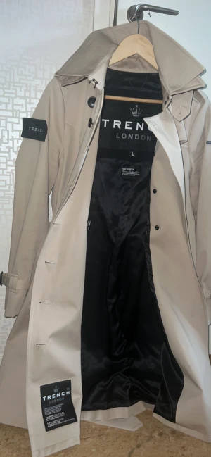 Limited edition - Limited editionvara , trench till våren, figursydd strl L passar en 38-40 i princip oanvänd djur och rökfritt nypris 6300:-